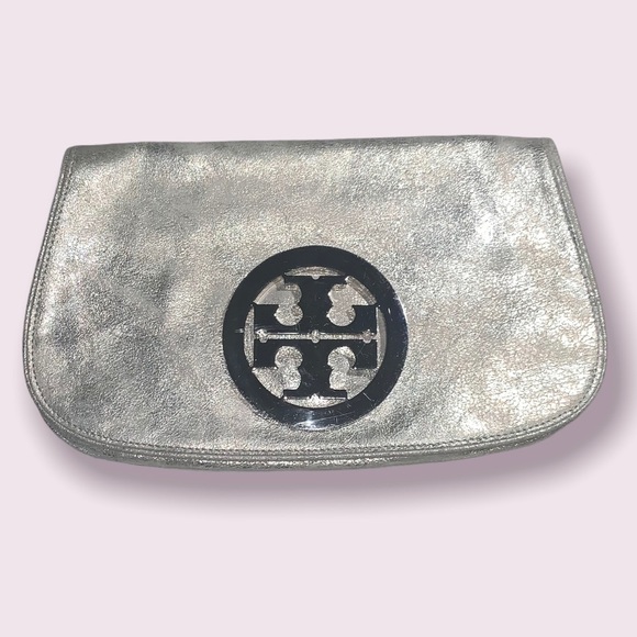 Tory Burch Handbags - 💕Tory Burch Metallic Silver Reva Clutch💕